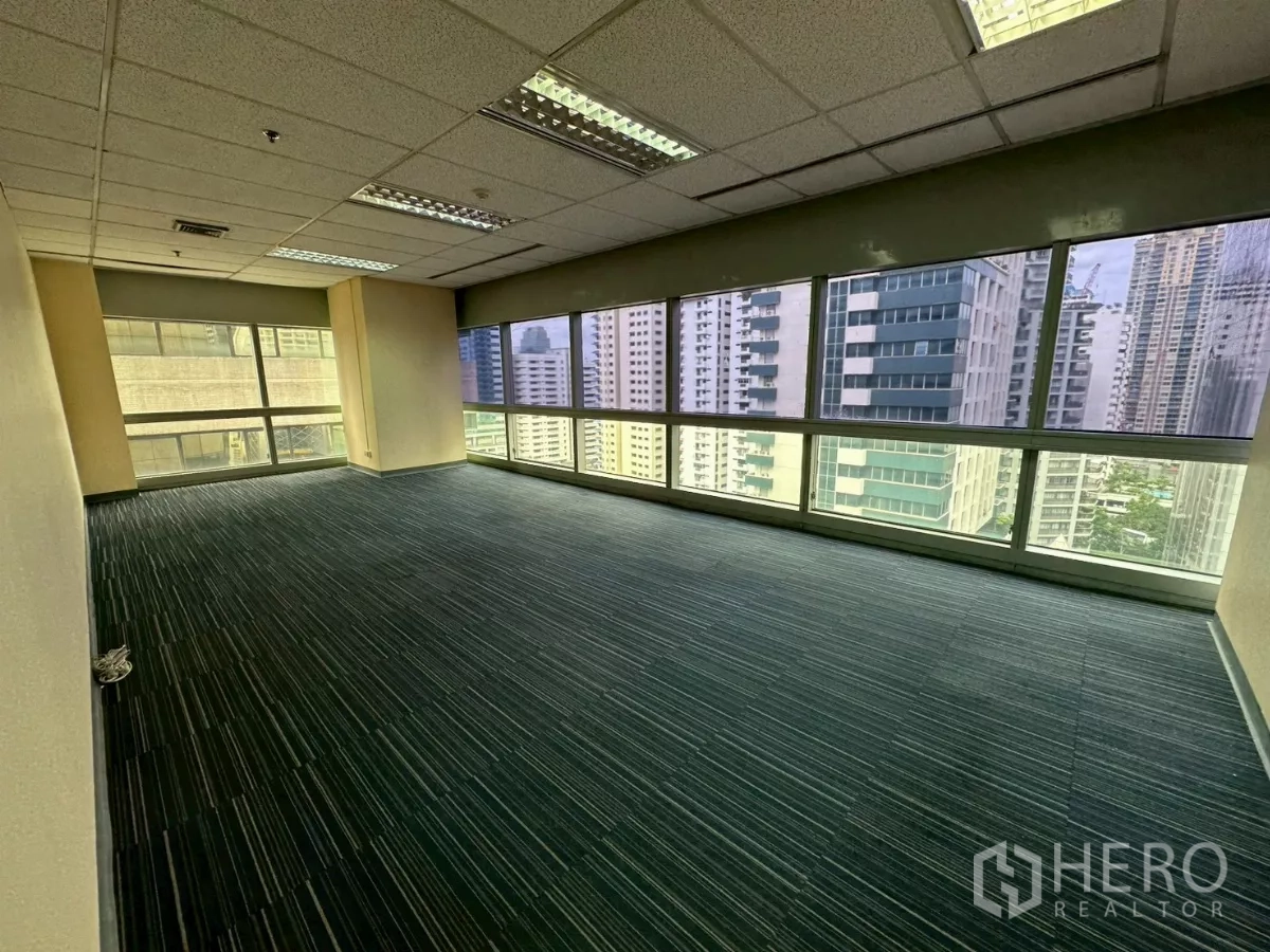 สำนักงาน ให้เช่าในWatthana, Bangkok - พื้นที่ออฟฟิศโล่งปูพรมสีน้ำเงิน หน้าต่างรอบด้านมองเห็นวิวเมือง