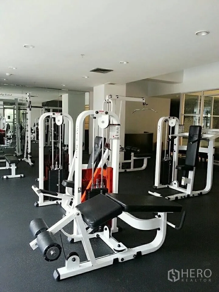 Condominium for rent in Khlong Toei, Bangkok - Condo fitness center with weight machines and training equipment.