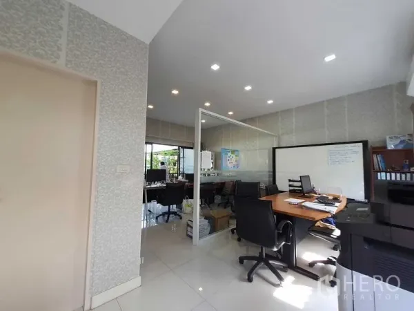 带办公室的家 出租在Saphan Sung, Bangkok - 一层办公区，玻璃隔断、嵌入式筒灯与会议区。