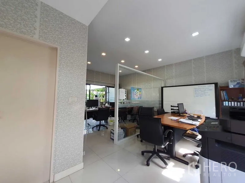带办公室的家 出租在Saphan Sung, Bangkok - 一层办公区，玻璃隔断、嵌入式筒灯与会议区。