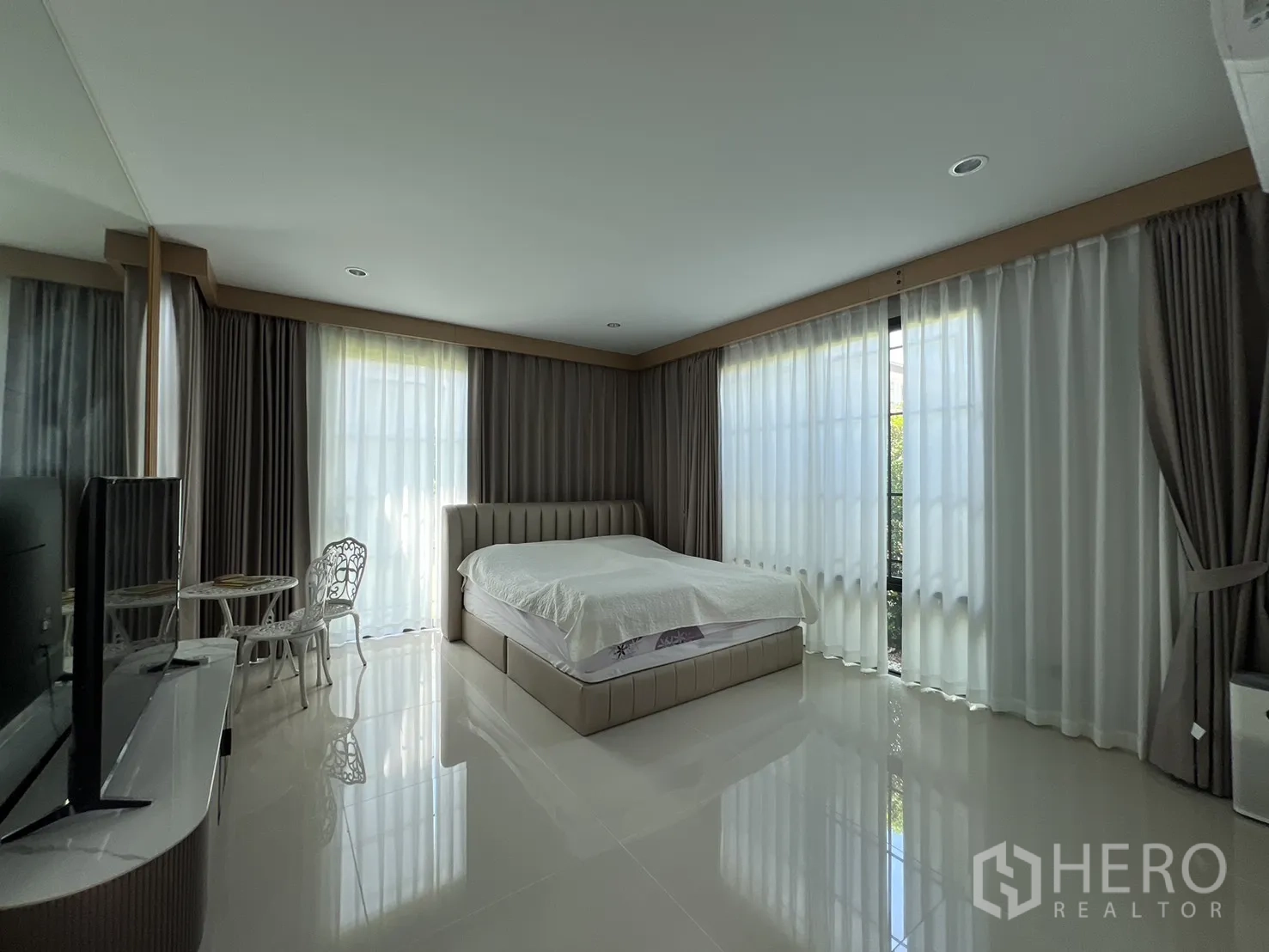 独立式住宅 出租或出售在Mueang Pathum Thani, Pathum Thani - 小型储物/杂物间，瓷砖地与推拉门。