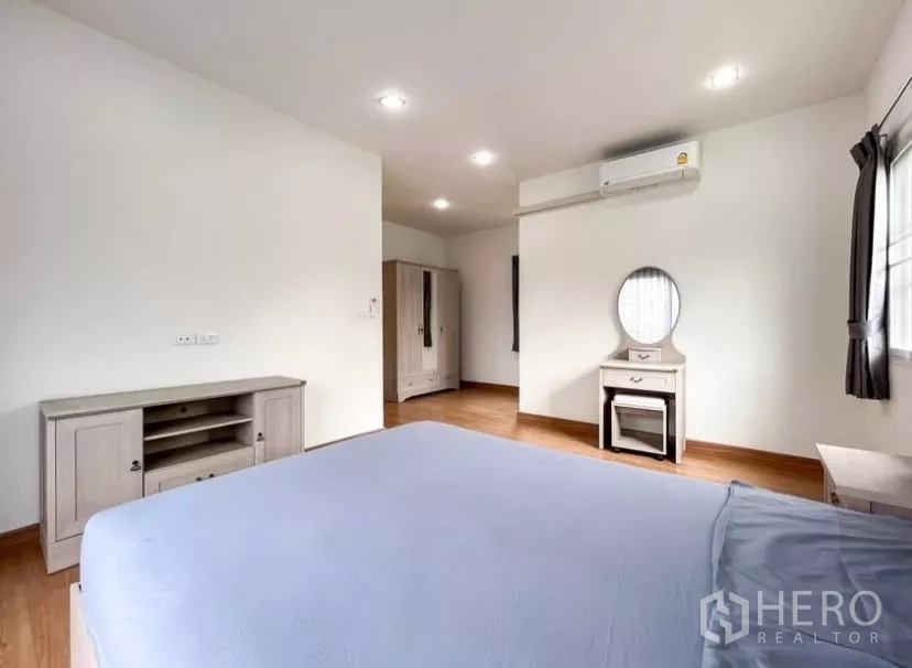 บ้าน ให้เช่าในChom Thong, Bangkok - ห้องนอนใหญ่เตียงคิง เครื่องปรับอากาศ และเฟอร์นิเจอร์เข้าชุด