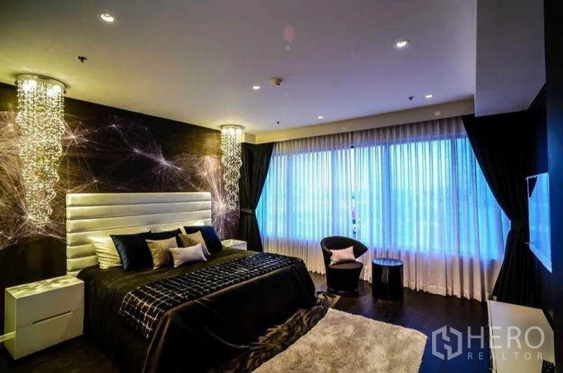 公寓 出租或出售在Khlong Toei, Bangkok - 主卧另一角度，宽帘、软包床头与小休闲角。
