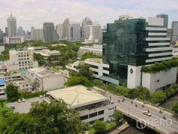 คอนโด ให้เช่าในRatchathewi, Bangkok - วิวสกายไลน์ราชเทวี เห็นอาคารสำนักงานสมัยใหม่และถนนท่ามกลางต้นไม้