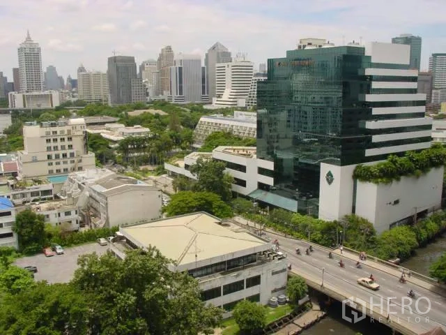คอนโด ให้เช่าในRatchathewi, Bangkok - วิวสกายไลน์ราชเทวี เห็นอาคารสำนักงานสมัยใหม่และถนนท่ามกลางต้นไม้