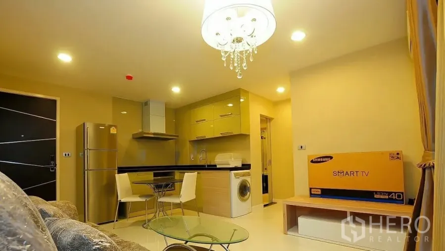 公寓 出售在Khlong Toei, Bangkok - 素坤逸公寓的客餐厅一体空间，吊灯、冰箱、洗衣机与未开箱电视