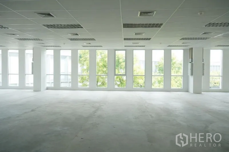 办公空间 出租在Bang Na, Bangkok - 采光充足的空置开放式办公室，整面落地窗与吊顶，配照明与空调出风口。