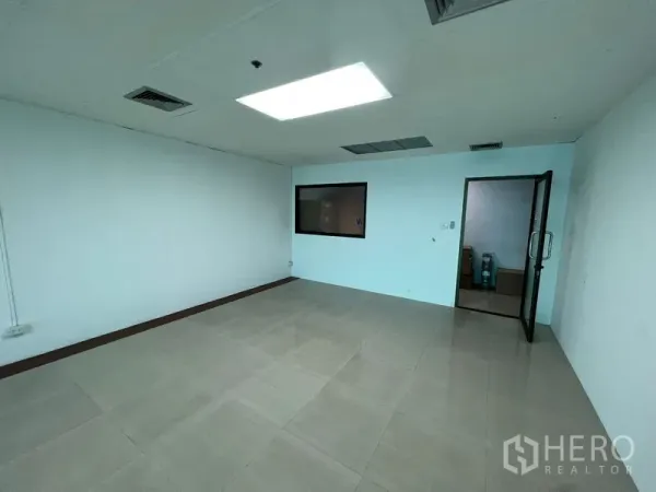 สำนักงาน ให้เช่าในHuai Khwang, Bangkok - ห้องสำนักงานโล่ง พื้นกระเบื้อง ฝ้าทีบาร์พร้อมไฟ ช่องลมแอร์ หน้าต่างภายในและประตูกระจก ในย่านห้วยขวาง กรุงเทพฯ