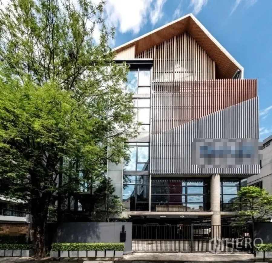 带办公室的家 出售在Khlong Toei, Bangkok - 正立面：多层家居办公楼，木百叶与大门。