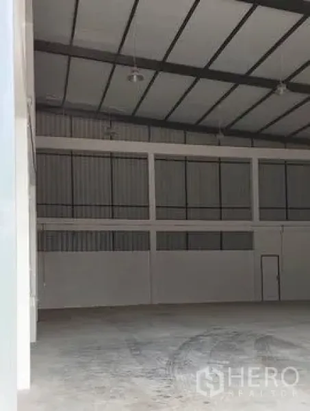 货栈 出租在Lam Luk Ka, Pathum Thani - 开放式存储区，混凝土地面，高屋架