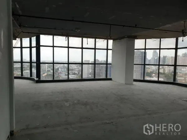สำนักงาน ให้เช่าในWatthana, Bangkok - พื้นที่สำนักงานมุมตึก กระจกเต็มบาน มองเห็นวิวสกายไลน์กรุงเทพฯ