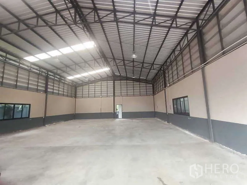 货栈 出售在Khlong Luang, Pathum Thani - 反向视角，入口卷闸与大面积混凝土地面