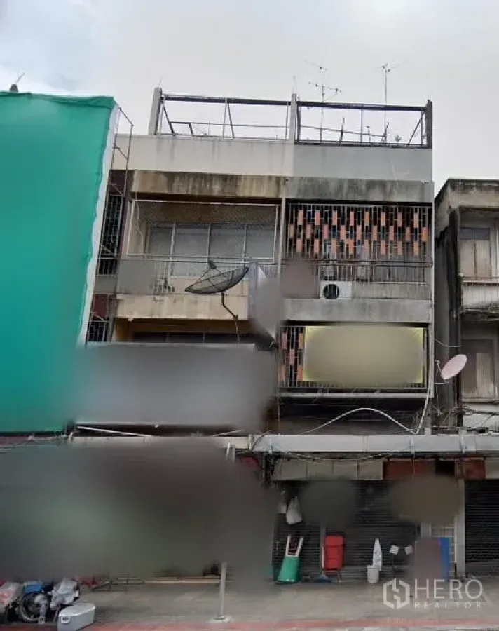 店屋 出租在Phaya Thai, Bangkok - 帕亚泰曼谷多层店屋外观，带阳台、屋顶平台及临街卷闸店面。