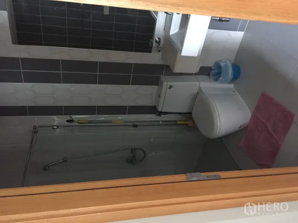 คอนโด ให้เช่าในRatchathewi, Bangkok - ห้องน้ำสมัยใหม่ พร้อมตู้ Shower กระจก อ่างล้างหน้า โถสุขภัณฑ์ และกระเบื้องผนังโทนเทา