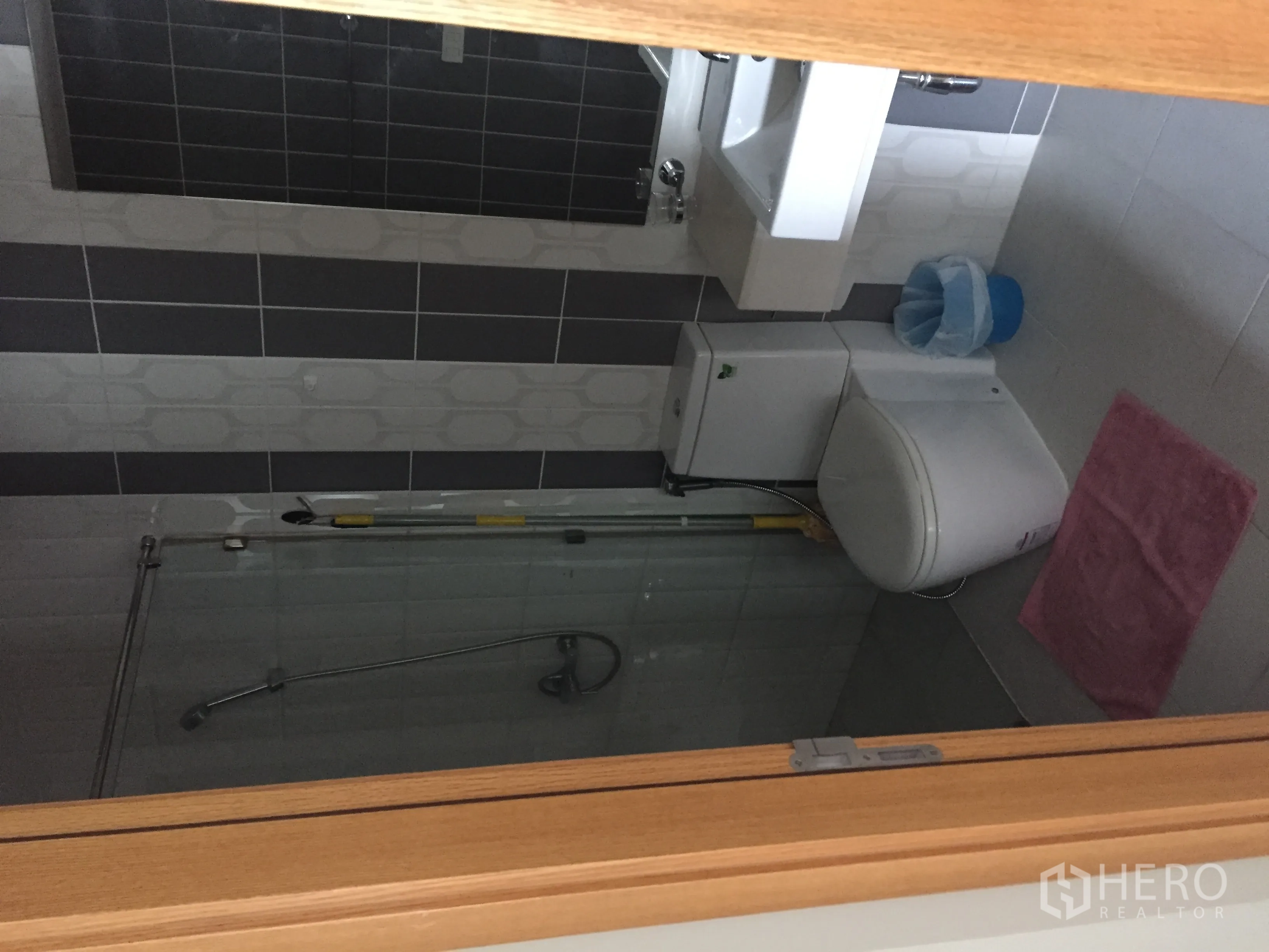 คอนโด ให้เช่าในRatchathewi, Bangkok - ห้องน้ำสมัยใหม่ พร้อมตู้ Shower กระจก อ่างล้างหน้า โถสุขภัณฑ์ และกระเบื้องผนังโทนเทา