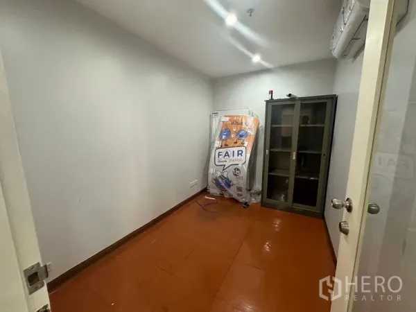 办公空间 出租在Yan Nawa, Bangkok - 紧凑的储物/小办公室，壁挂空调、金属柜与棕色地砖。