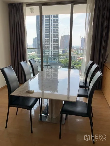公寓 出租在Watthana, Bangkok - 六人餐区连接阳台，享全景城市天际线。