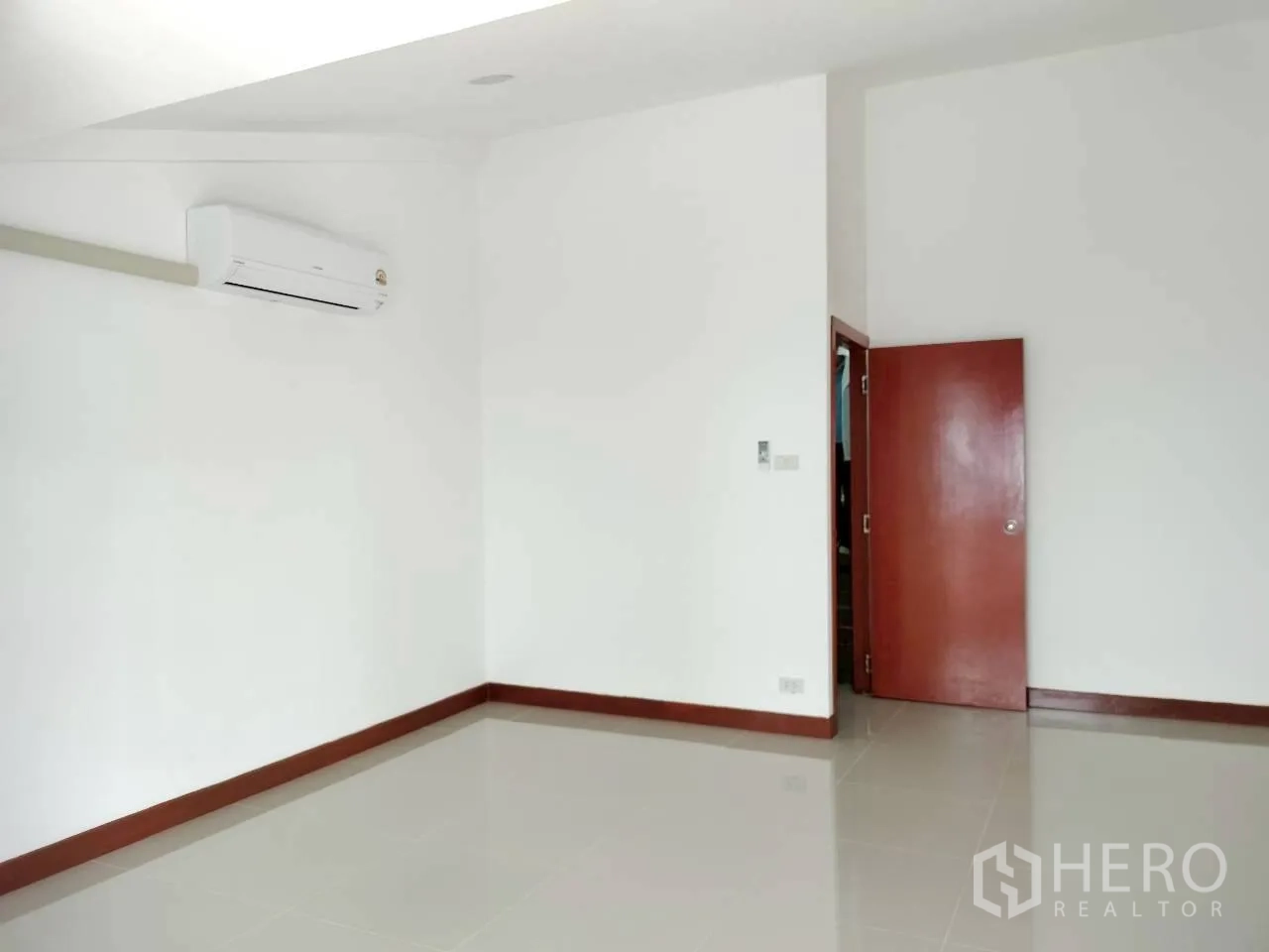 家庭办公室 for rent in Watthana, Bangkok - 白色瓷砖房间，墙挂机空调。