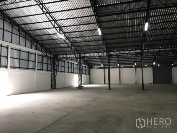 工厂 出租在Min Buri, Bangkok - 开阔仓库空间，挑高天花与线性照明。