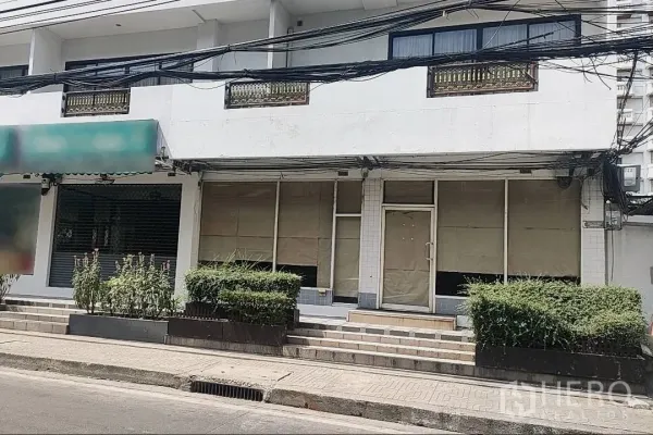 Retail Space for rent in Khlong Toei, Bangkok - Street-facing retail storefront with wide glass windows, steps, and planters in the Phrom Phong area of Bangkok.