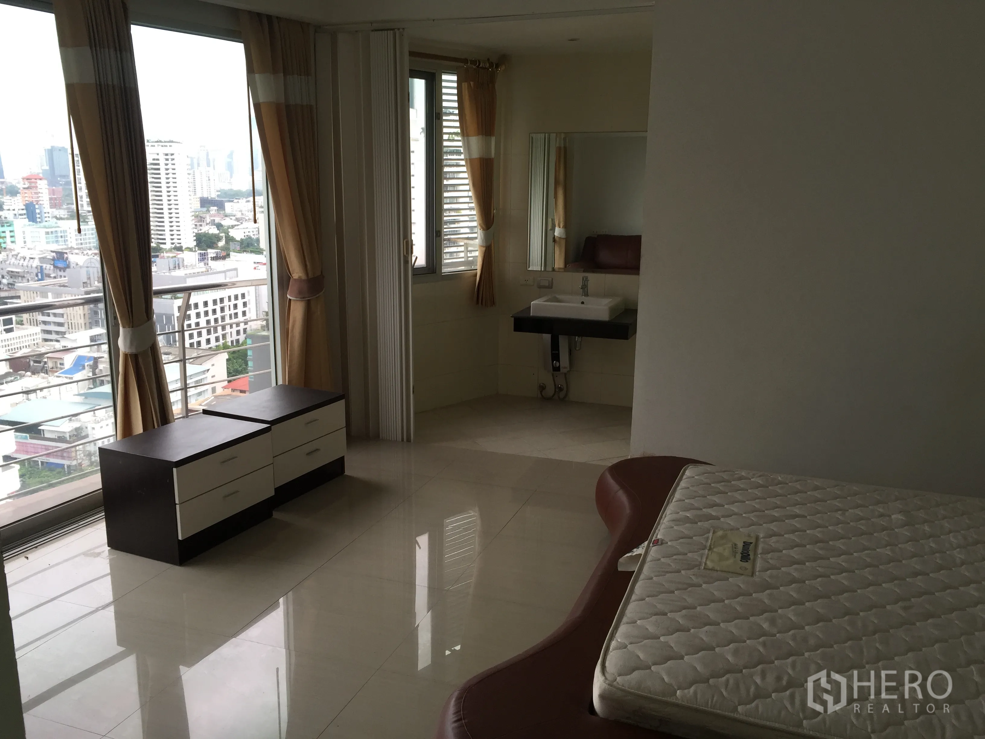 คอนโด ให้เช่าหรือขายในWatthana, Bangkok - ห้องนอนมุมอาคาร พร้อมหน้าต่างรอบด้าน วิวเมือง และโซนอ่างล้างหน้า