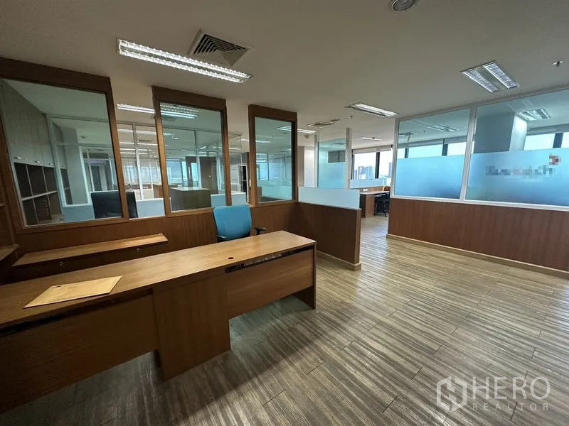 สำนักงาน ให้เช่าหรือขาย - โถงทำงานกั้นกระจกพร้อมโต๊ะไม้และไฟฟลูออเรสเซนต์