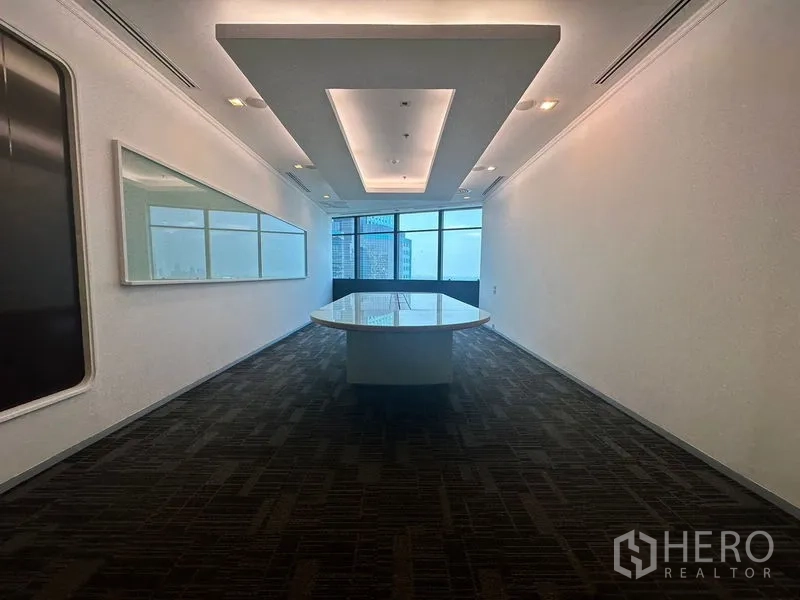 办公空间 出租在Khlong Toei, Bangkok - 会议室，长形会议桌、嵌入式天花灯和城市景观窗。