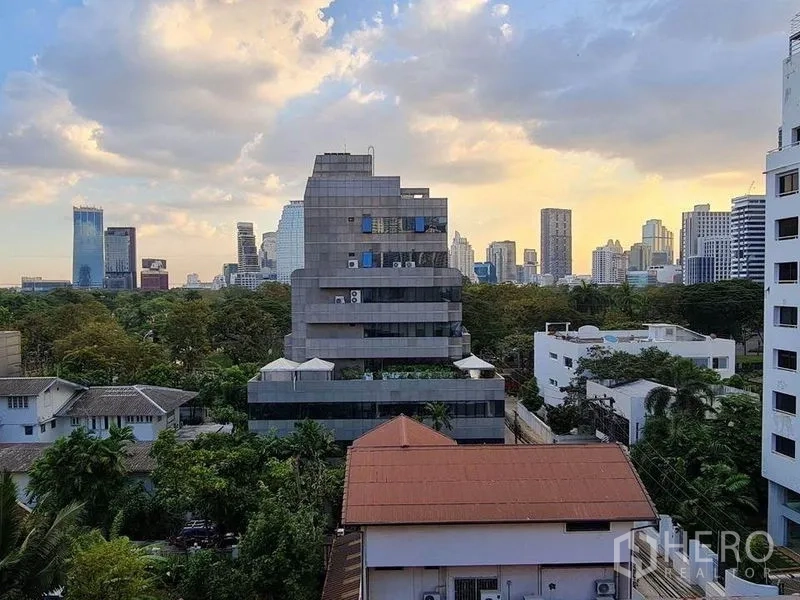 公寓 出售在Pathum Wan, Bangkok - 高楼景观，城市建筑与树梢尽收眼底