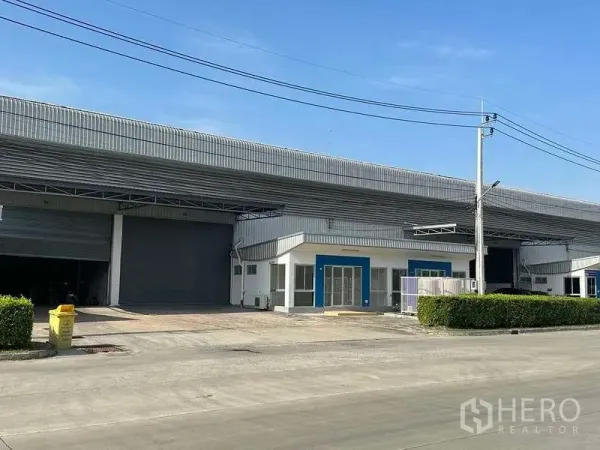 工厂 出租在Bang Sao Thong, Samut Prakan - 厂房正立面，大型卷帘门和办公室入口。