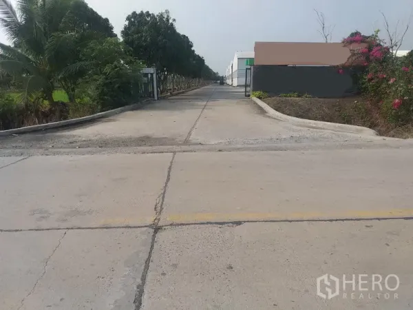 货栈 出租在Pathum Thani - 仓库园区入口，树阵大道通向厂房