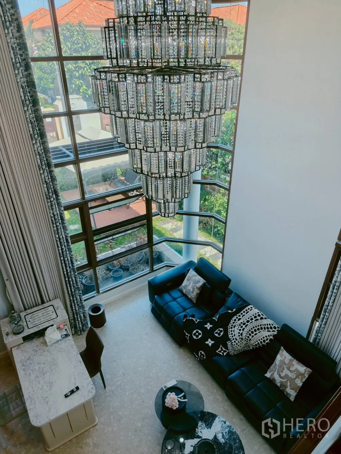 บ้าน ให้เช่าในLat Krabang, Bangkok - ห้องนั่งเล่นเพดานสูง โคมระย้าคริสตัล และกระจกสูงจรดเพดาน