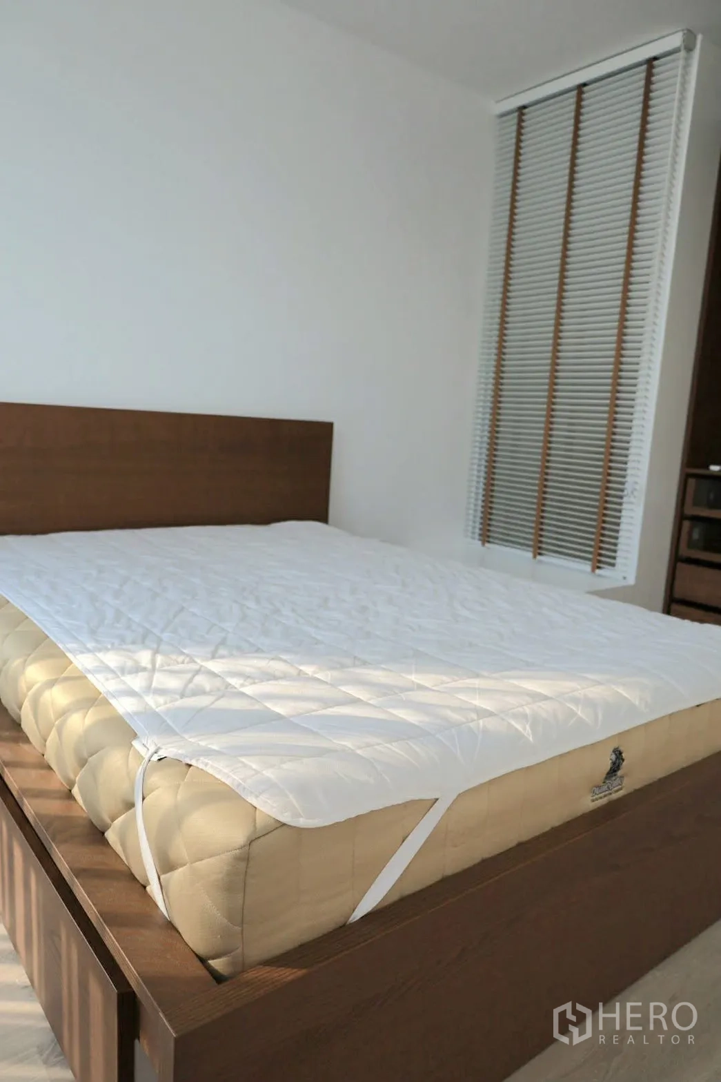 联排别墅 for rent in Prawet, Bangkok - 木质床架与百叶窗的近景。