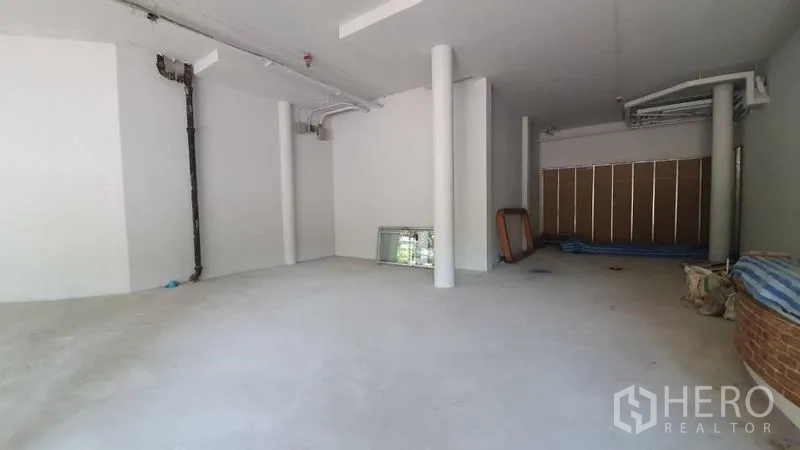 Retail Space for rent in Khlong Toei, Bangkok - Deep interior area featuring structural columns, service lines and back-of-house potential.