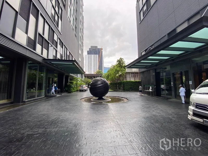 คอนโด ให้เช่าหรือขายในWatthana, Bangkok - ลานหน้าอาคารคอนโดระหว่างตึกคู่ มีประติมากรรมทรงกลมเป็นจุดศูนย์กลาง
