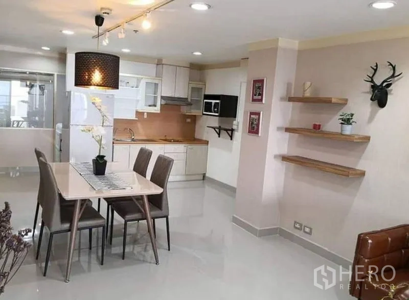 公寓 出租在Khlong Toei, Bangkok - 四人餐区，吊灯与墙面置物架，邻近厨房