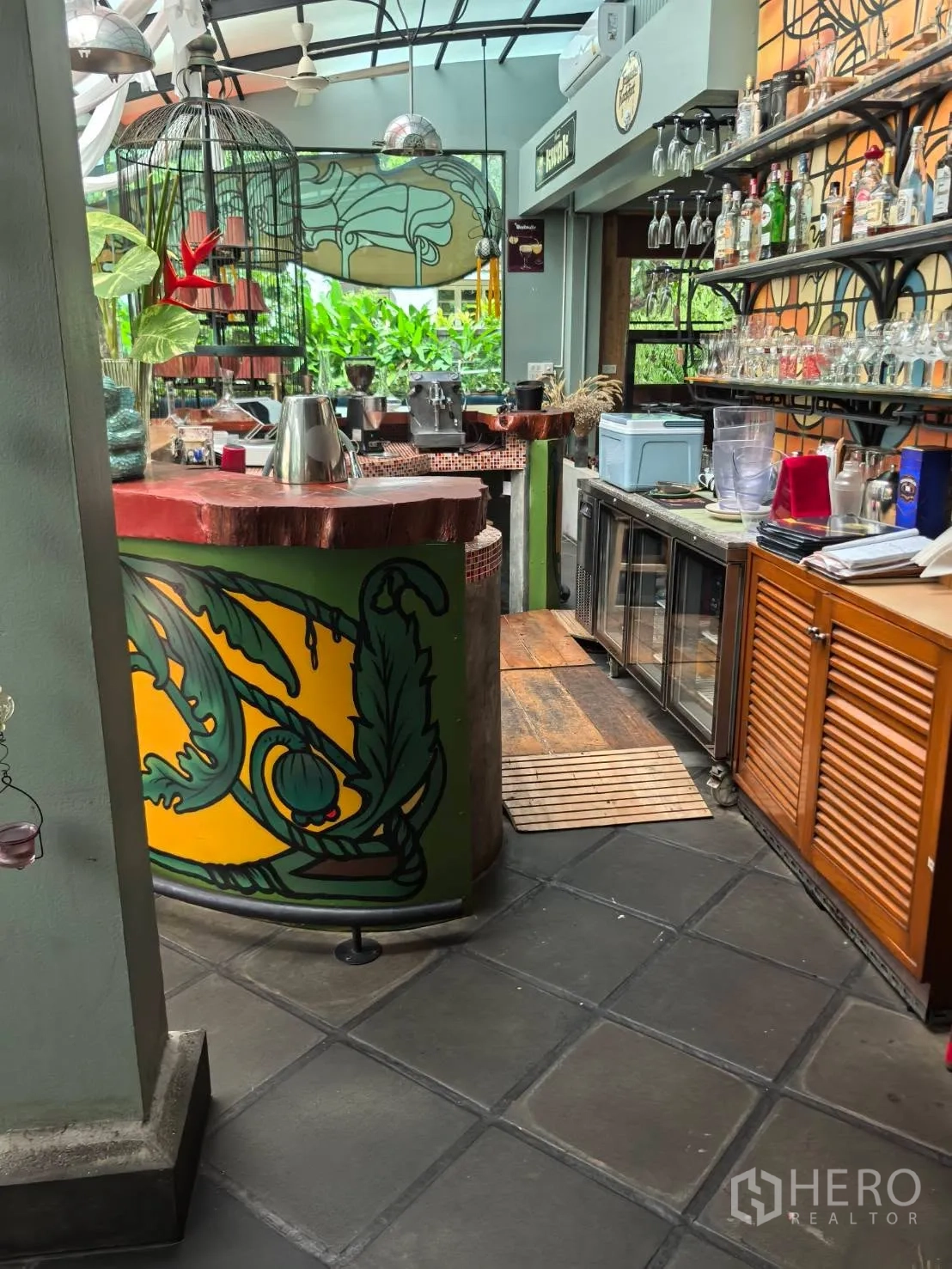 独栋房屋 for rent in Watthana, Bangkok - 吧台式操作台与玻璃搁架，临窗可见绿意。