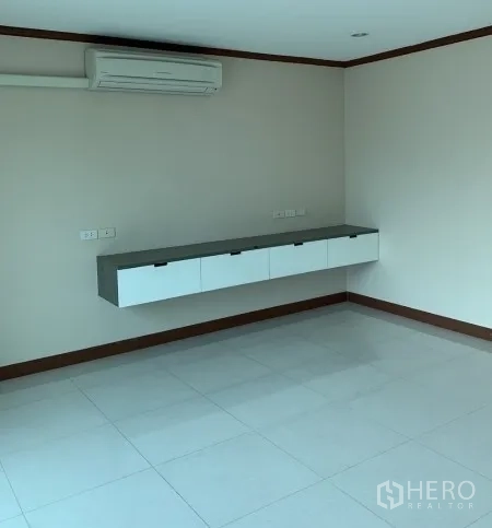 สำนักงานที่บ้าน ให้เช่า - มุมออฟฟิศพร้อมเครื่องปรับอากาศและตู้ลอยบนพื้นกระเบื้องสีขาวมันวาว