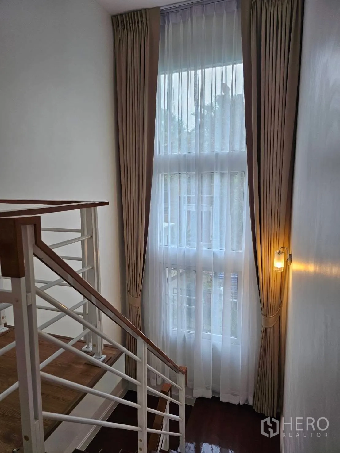 บ้านเดี่ยว for rent in Bang Phli, Samut Prakan - ชานพักบันได พร้อมหน้าต่างสูงเต็มผืนและผ้าม่าน