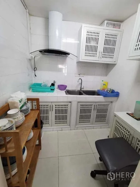 สำนักงาน ให้เช่าในHuai Khwang, Bangkok - แพนทรีขนาดกะทัดรัด มีเครื่องดูดควัน อ่างล้างจานสแตนเลส และตู้เก็บของสีขาว.