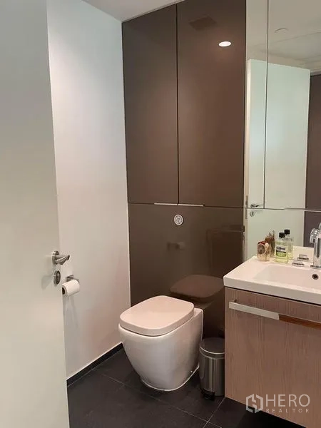 公寓 出租在Pathum Wan, Bangkok - 第二卫生间，带洗手台、镜柜和坐便器
