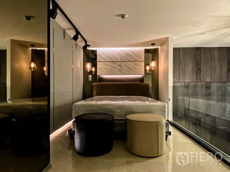 คอนโด ให้เช่าในSathon, Bangkok - ห้องนอนชั้นลอยบรรยากาศอบอุ่น หัวเตียงบุ โคมไฟแขวน และราวกันตกกระจก
