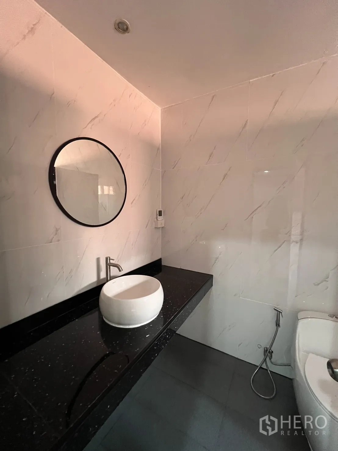 联排别墅 for rent in Watthana, Bangkok - 现代卫浴，黑色花岗岩台面、圆镜与台上盆。