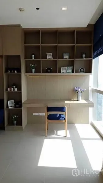 公寓 出租在Khlong San, Bangkok - 明亮工作区，开放式置物格与木质书桌靠窗