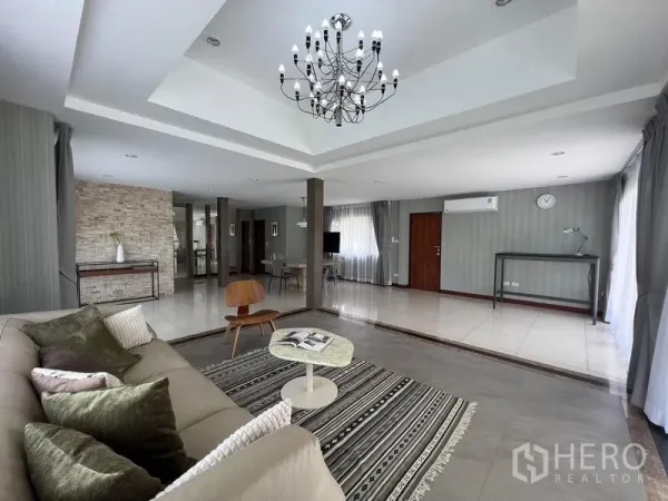 独立式住宅 出售在Mueang Pathum Thani, Pathum Thani - 开阔客餐厅一体空间，层次天花与吊灯，采光充足