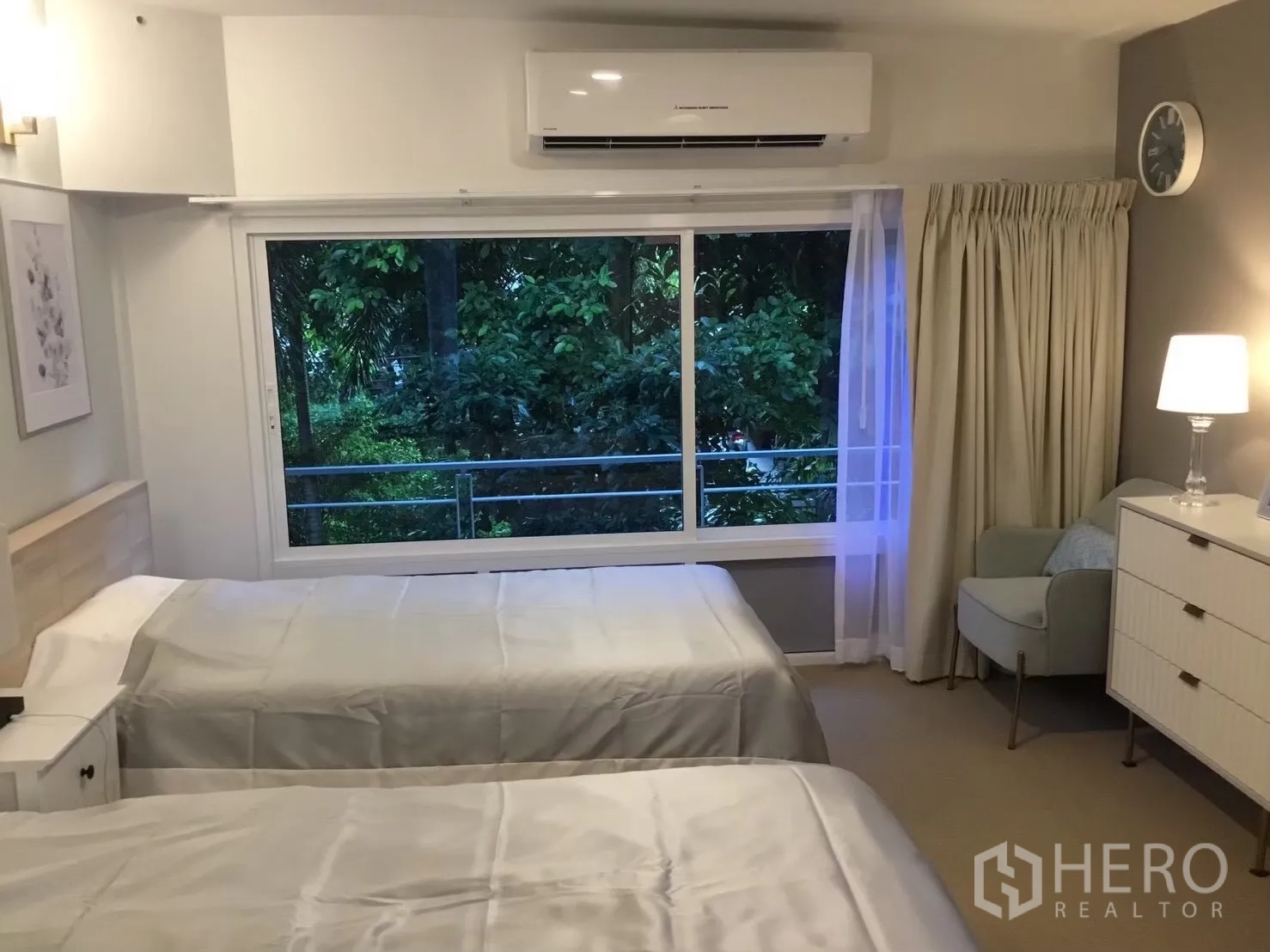 独栋房屋 for sale in Suan Luang, Bangkok - 双床卧室，大窗面向树景。