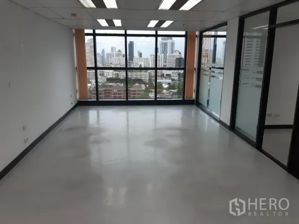 สำนักงาน ให้เช่าในWatthana, Bangkok - ห้องสำนักงานทรงยาว หน้าต่างบานใหญ่และไฟเพดาน มองเห็นวิวเมือง