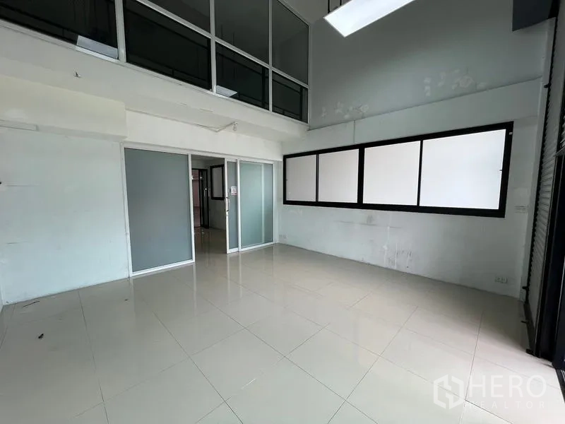 货栈 出租在Bang Phli, Samut Prakan - 双层挑高接待或展厅，玻璃隔断与夹层。