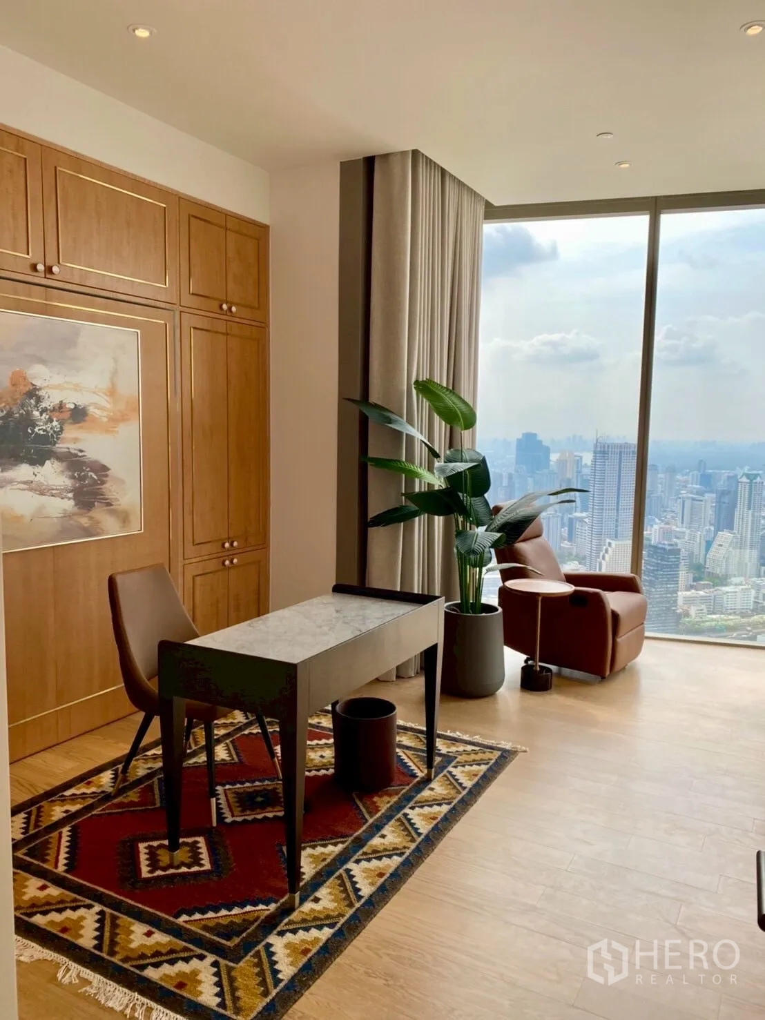 公寓 出租在Khlong San, Bangkok - 采光良好的书写角，现代书桌、木柜与落地窗城市景观。