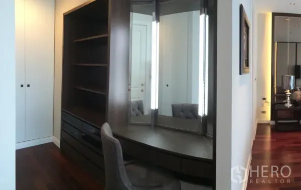 Condominium for rent in Pathum Wan, Bangkok - Walk-in dressing area with mirrored vanity, shelves and drawers.