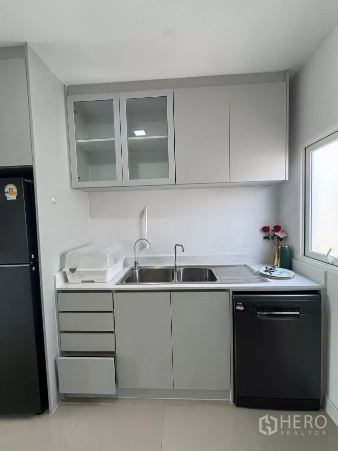 Detached House for rent in Bang Phli, Samut Prakan - Secondary kitchen area with double sink, window and a dishwasher.
